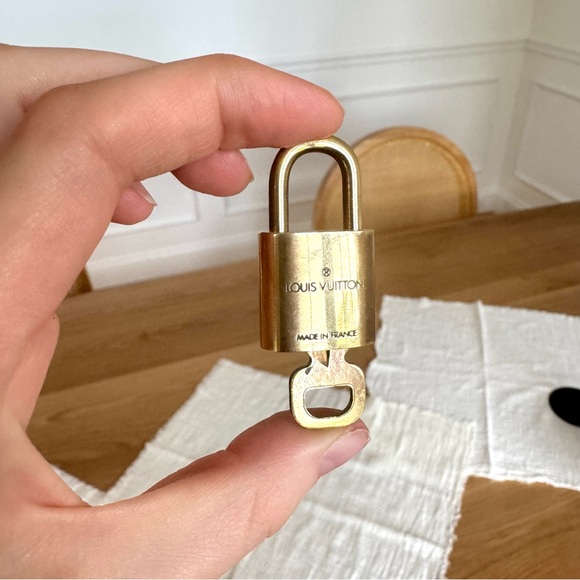✅AUTH✅ 🔐 LOUIS VUITTON LOCK AND KEY - Picture 5 of 6